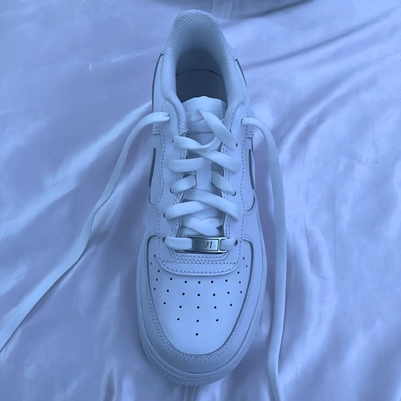 White airforces only worn once no creases no dirty marks just looks very new - Picture 2 of 3